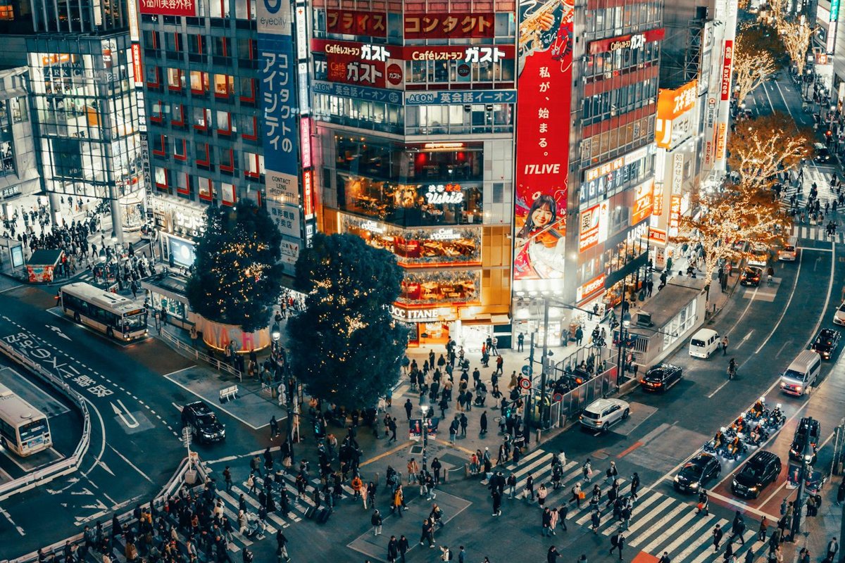 Cruce de Shibuya visto desde arriba, en Tokio, con edificios, luces y peatones