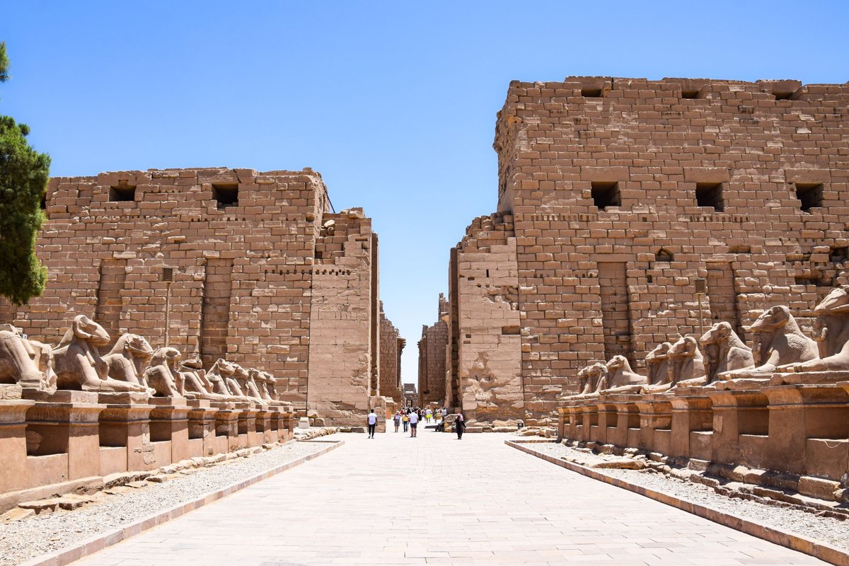 Avenida de esfinges con cabeza de carnero en el templo de Karnak, en Luxor