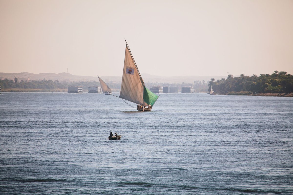 Faluca de vela navegando por el Nilo, en Luxor
