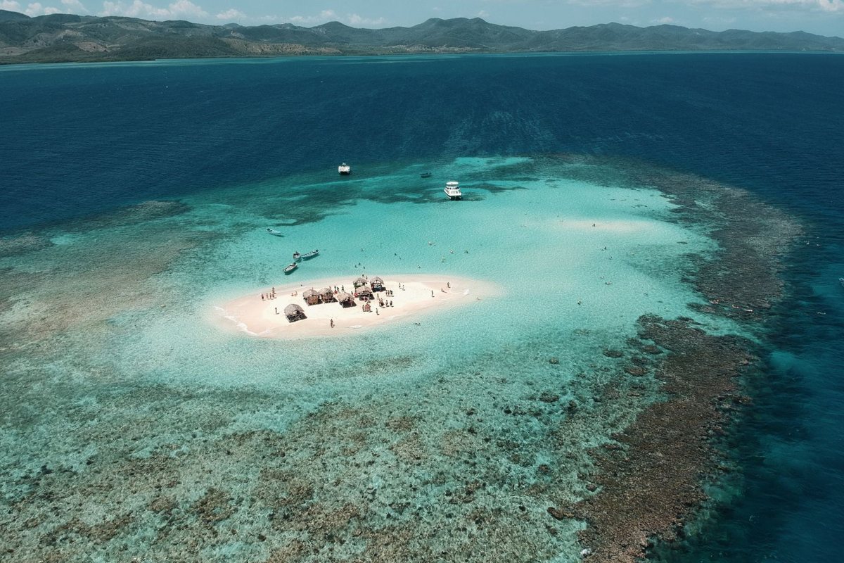 Banco de arena blanca rodeado de aguas turquesas en el Caribe