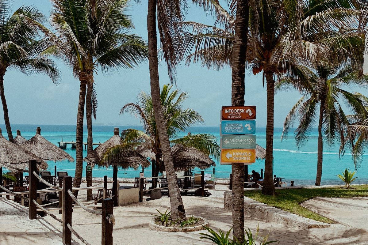 Palmeras y mar turquesa en una playa del Caribe con chiringuitos