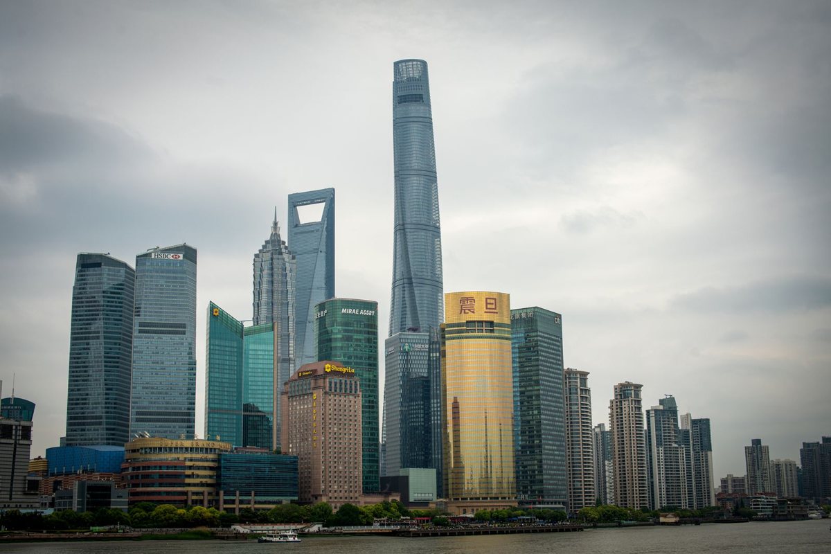 Skyline de rascacielos de Pudong, en Shanghái, al atardecer
