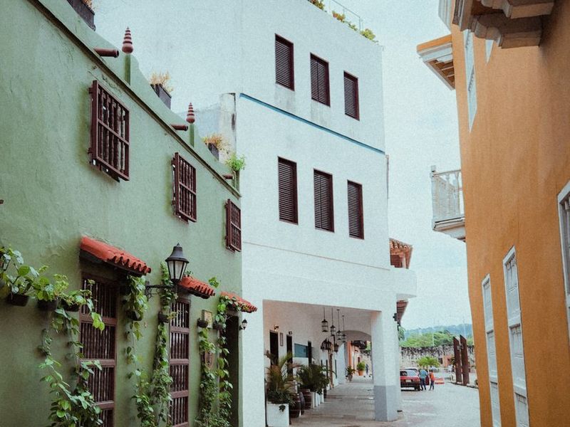 Calle con casas de colores en Cartagena de Indias