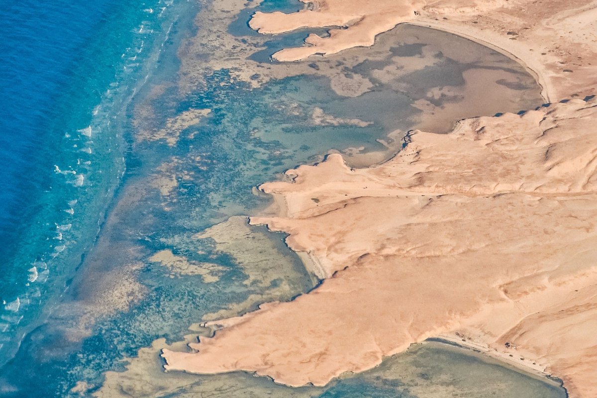 Vista aérea de la costa del mar Rojo junto al desierto, en Egipto