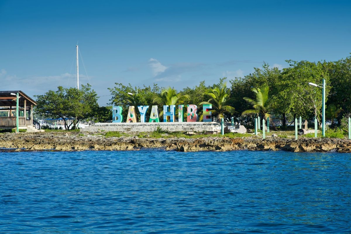 Letras de colores con el nombre de Bayahíbe junto al mar, en República Dominicana