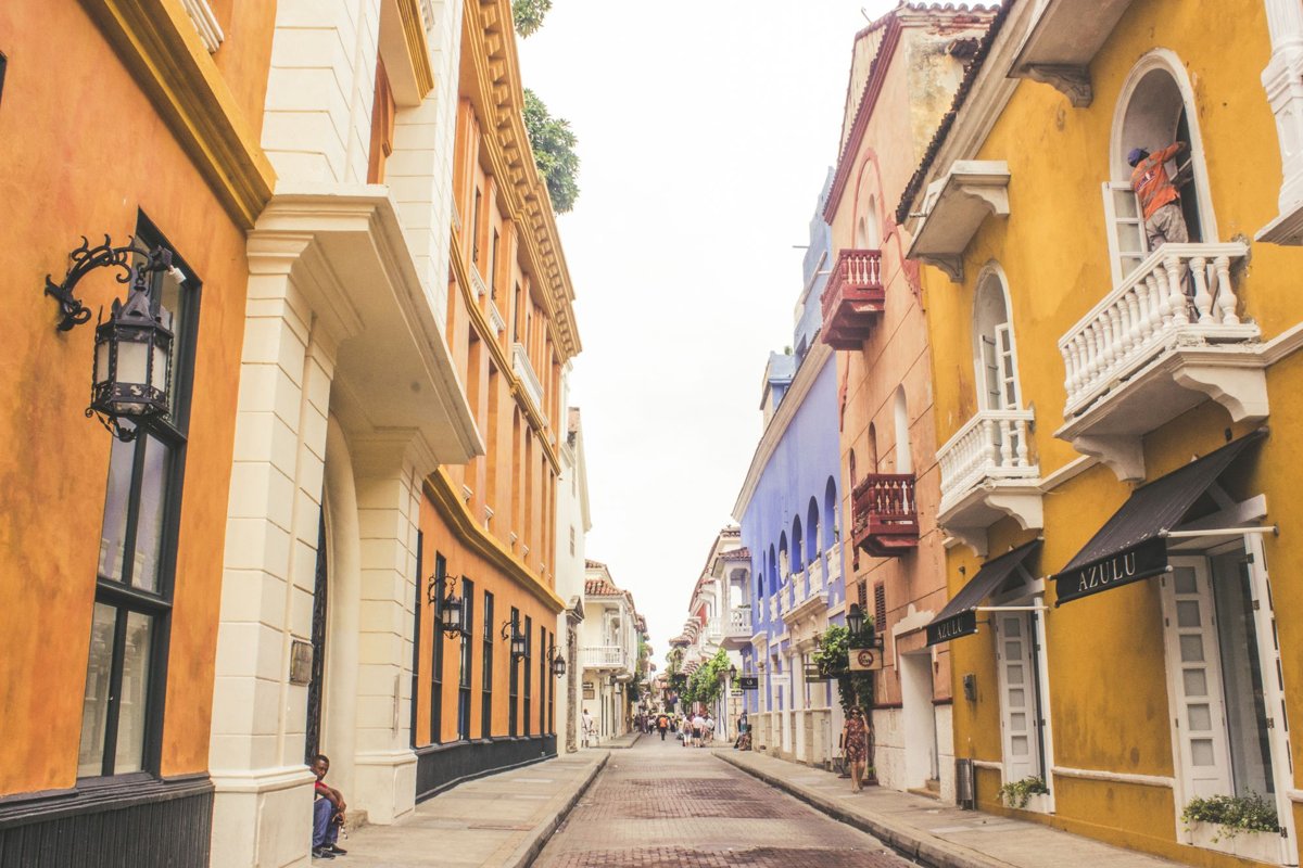Calle colonial con casas de colores en el centro histórico de Cartagena de Indias