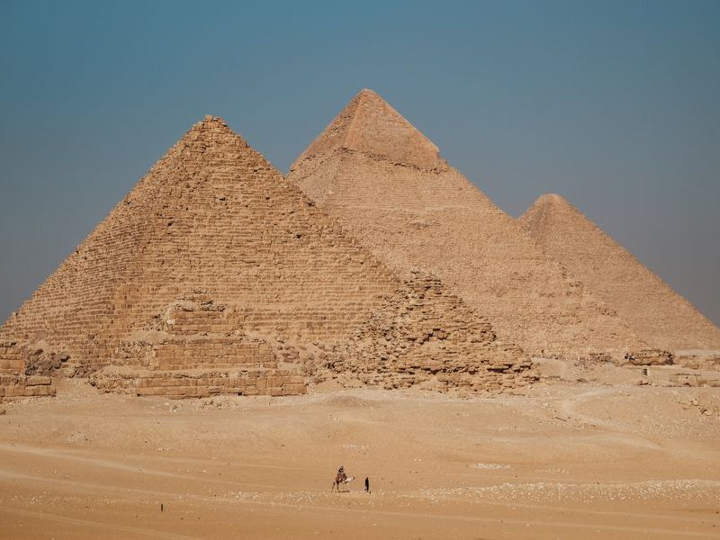 Pirámides de Guiza en el desierto