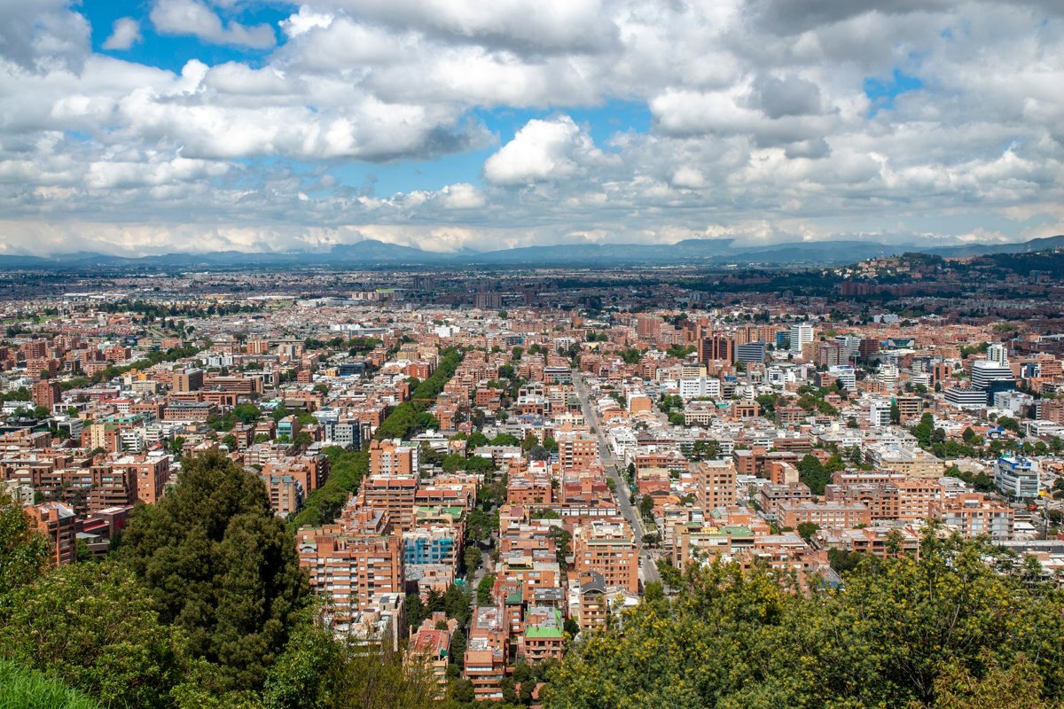 Vista aérea de Bogotá, Colombia, con las montañas al fondo